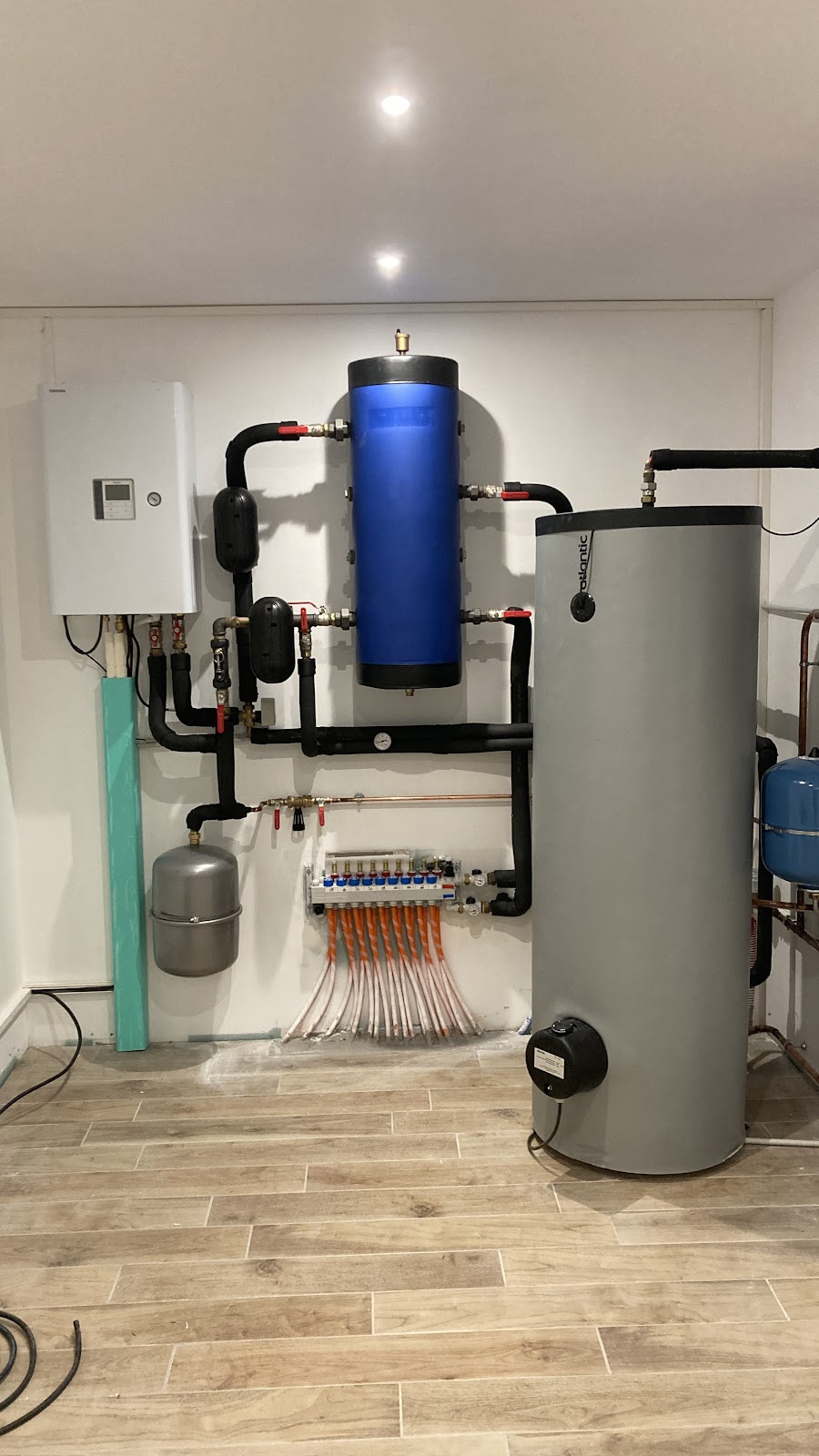 Local technique avec pompe à chaleur air/eau, ballon Atlantic et collecteurs de plancher chauffant